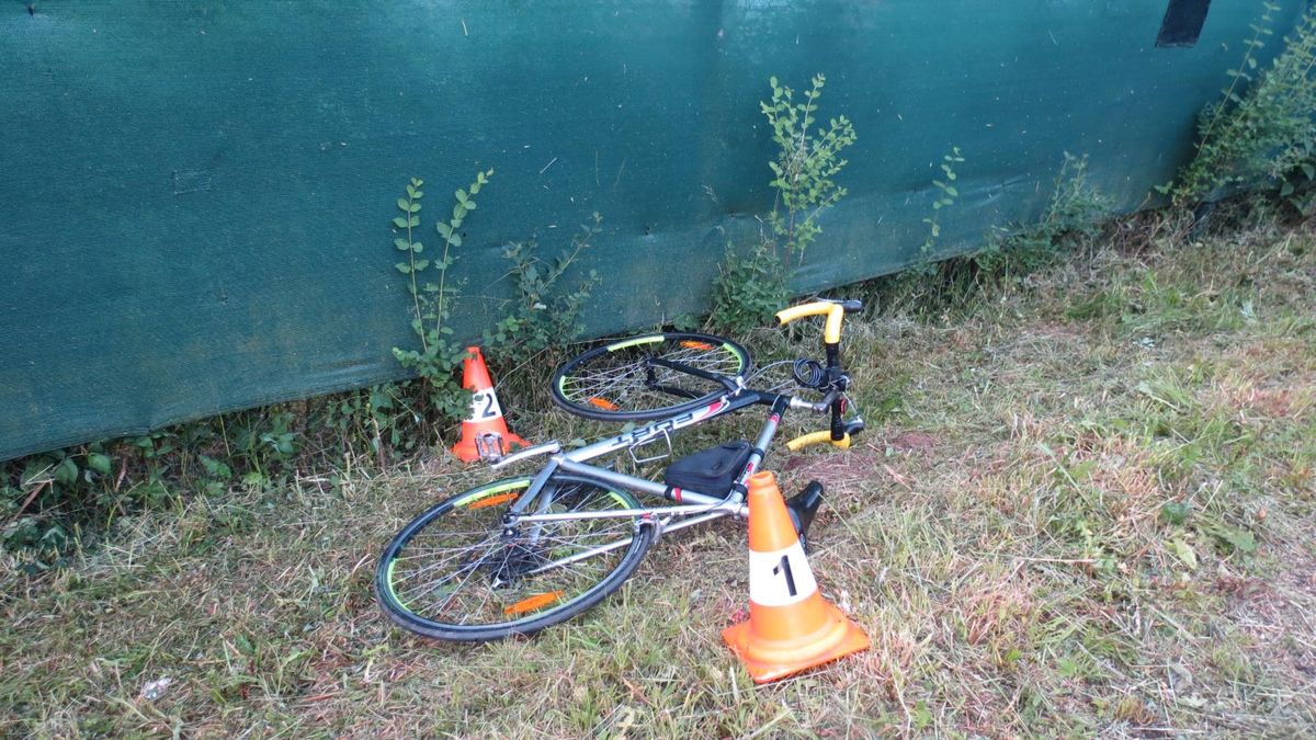 Přes cestu běžela kočka a já vjel do plotu, vysvětlil cyklista s 3,6 promile nehodu na Trutnovsku
